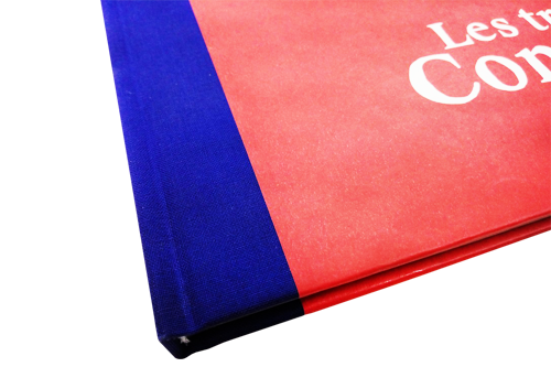 Син плат и червена хартия са красива комбинация от материали и цветове за книга с твърди корици.