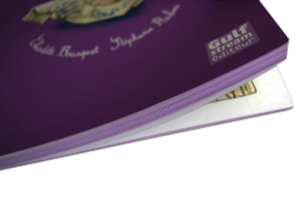 Виолетова книга с меки корици с виолетова попрезка
